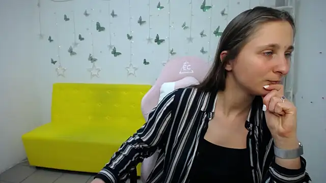 Snapshot of MichelLeee chatting on 05.28.26 MichelLeee online show from 05.28.26