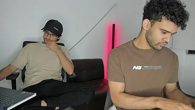 Snapshot of andrewChris_ chatting on 10.09.25 andrewChris  online show from 10.09.25