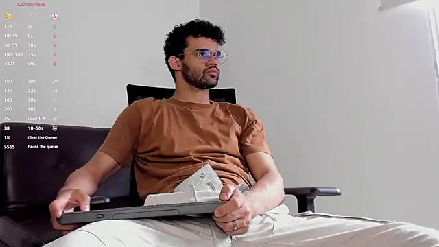 Snapshot of andrewChris_ chatting on 10.28.25 andrewChris  online show from 10.28.25