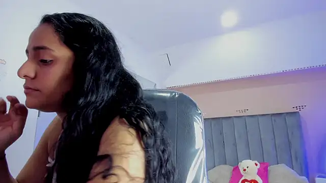 Giselle Roldan online show from 11.12.25