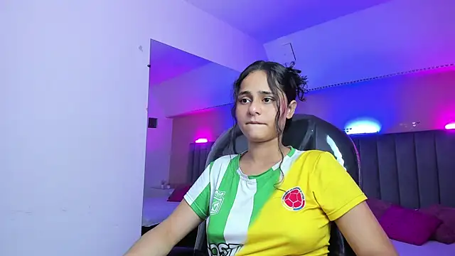 Snapshot of Giselle_Roldan chatting on 06.18.26 Giselle Roldan online show from 06.18.26