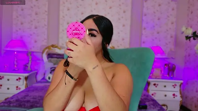 Snapshot of AllissonJames chatting on 11.28.25 AllissonJames online show from 11.28.25