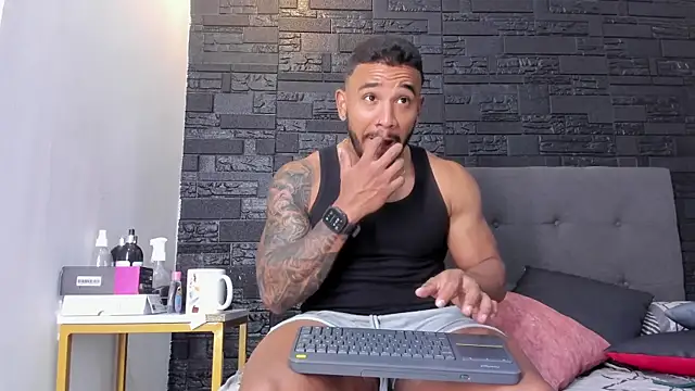 Snapshot of bruno_miller_ chatting on 11.06.25 bruno miller online show from 11.06.25