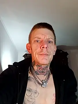 Snapshot of Tattooguy_86 chatting on 12.01.25 Tattooguy 86 online show from 12.01.25