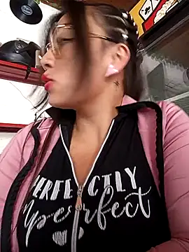 Snapshot of LIZ-06_ chatting on 09.12.25 LIZ-06 online show from 09.12.25