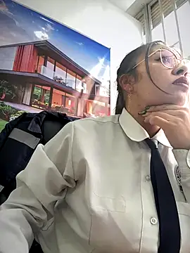 Snapshot of LIZ-06_ chatting on 10.30.25 LIZ-06 online show from 10.30.25