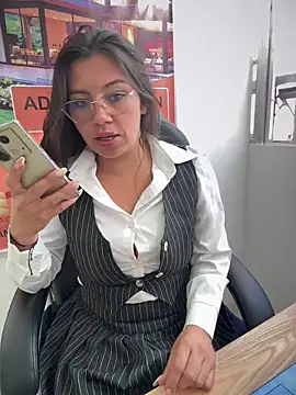 Snapshot of LIZ-06_ chatting on 11.25.25 LIZ-06 online show from 11.25.25