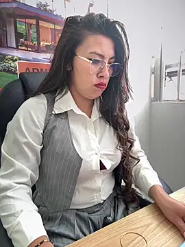 Snapshot of LIZ-06_ chatting on 11.27.25 LIZ-06 online show from 11.27.25