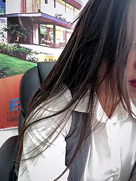 Snapshot of LIZ-06_ chatting on 11.28.25 LIZ-06 online show from 11.28.25