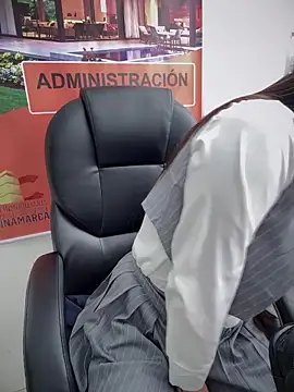 Snapshot of LIZ-06_ chatting on 11.29.25 LIZ-06 online show from 11.29.25