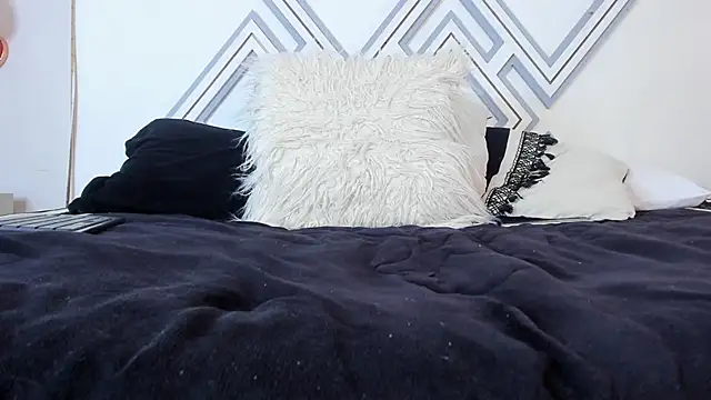 Radiant Naomi online show from 03.04.25