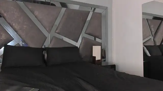 Radiant Naomi online show from 05.09.26