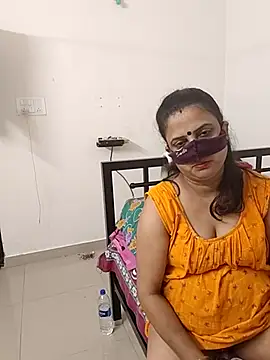 Snapshot of Cute-manisha chatting on 10.15.25 Cute-manisha online show from 10.15.25