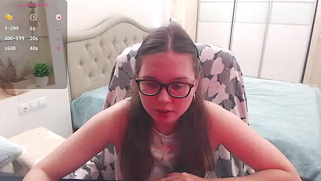 Snapshot of Cutie_Emily chatting on 10.19.25 Cutie Emily online show from 10.19.25