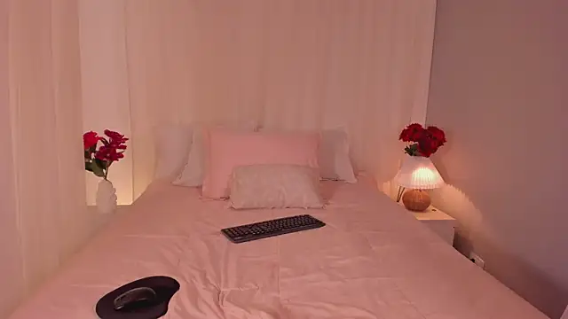 Lia Sweett  online show from 02.21.25