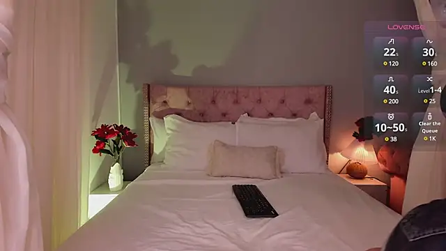 Lia Sweett  online show from 02.26.25