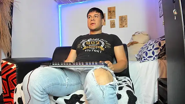 Snapshot of Nicolaskoling chatting on 12.12.24 Nicolaskoling online show from 12.12.24