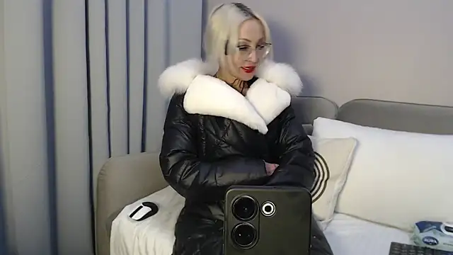 Snapshot of Milforja chatting on 02.11.25 Milforja online show from 02.11.25