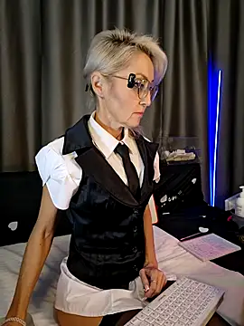 Snapshot of Milforja chatting on 10.18.25 Milforja online show from 10.18.25