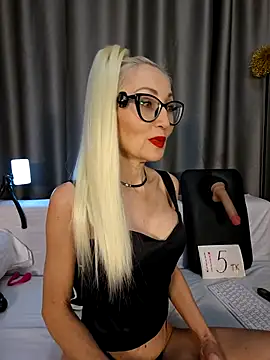 Snapshot of Milforja chatting on 11.27.25 Milforja online show from 11.27.25