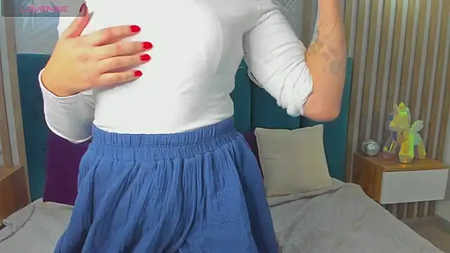 Snapshot of BeatriceReeves chatting on 09.20.25 BeatriceReeves online show from 09.20.25