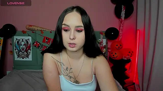 Snapshot of BeatriceReeves chatting on 10.27.25 BeatriceReeves online show from 10.27.25