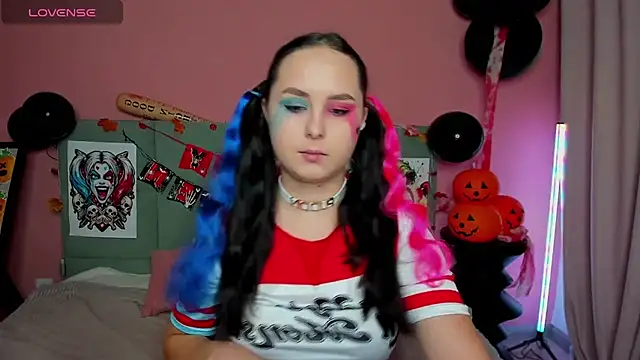 Snapshot of BeatriceReeves chatting on 10.30.25 BeatriceReeves online show from 10.30.25