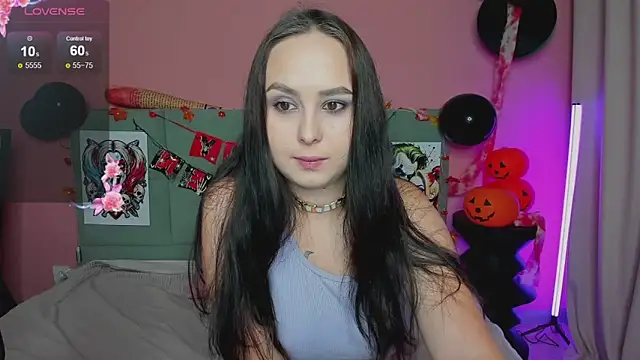 Snapshot of BeatriceReeves chatting on 10.31.25 BeatriceReeves online show from 10.31.25