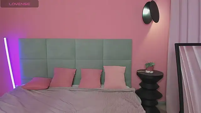 Snapshot of BeatriceReeves chatting on 11.15.25 BeatriceReeves online show from 11.15.25