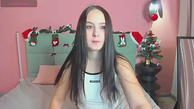 Snapshot of BeatriceReeves chatting on 12.04.25 BeatriceReeves online show from 12.04.25