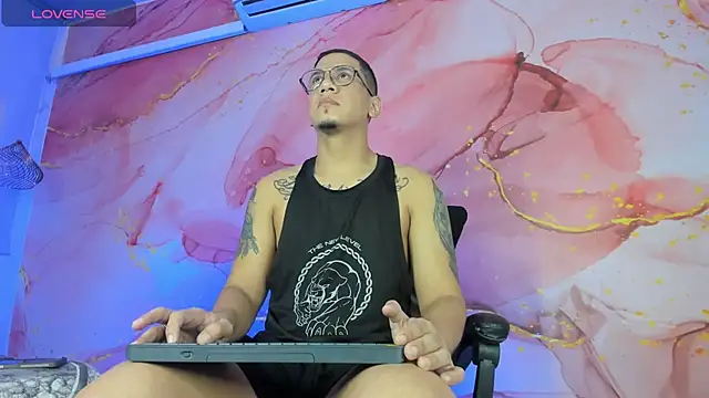 Snapshot of JoshMillerr_ chatting on 11.08.25 JoshMillerr online show from 11.08.25