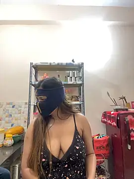 Snapshot of HoneyBearCpl chatting on 02.08.25 HoneyBearCpl online show from 02.08.25