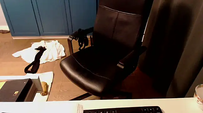 Snapshot of CuteMan33 chatting on 03.19.25 CuteMan33 online show from 03.19.25