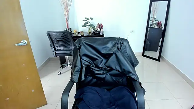 Snapshot of Adele_Sweett chatting on 03.11.25 Adele Sweett online show from 03.11.25