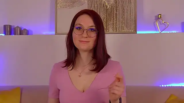 Snapshot of VictoriaArdern chatting on 03.12.25 VictoriaArdern online show from 03.12.25