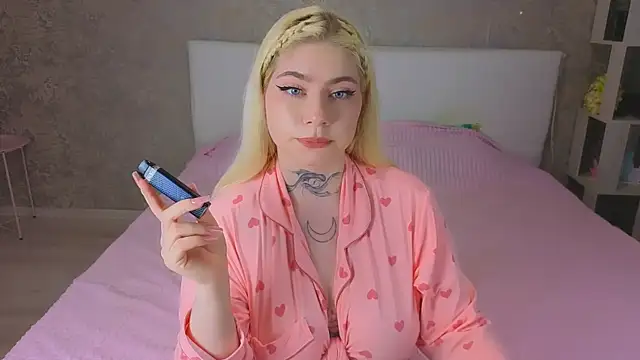 Snapshot of NikaRocks chatting on 05.23.26 NikaRocks online show from 05.23.26