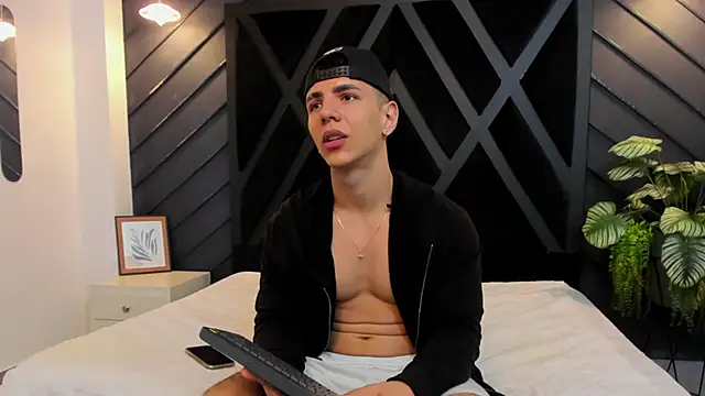 Snapshot of Flynn_Riider chatting on 02.08.25 Flynn Riider online show from 02.08.25