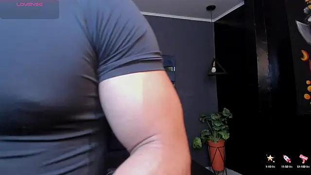 Snapshot of Flynn_Riider chatting on 10.13.25 Flynn Riider online show from 10.13.25