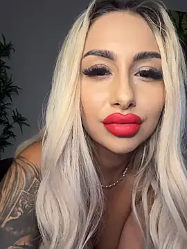 Snapshot of GoldenAmber chatting on 11.29.25 GoldenAmber online show from 11.29.25