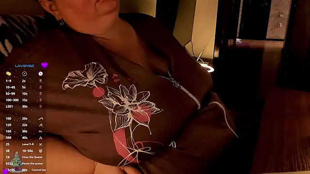 Snapshot of SexxyDreams1 chatting on 01.06.25 SexxyDreams1 online show from 01.06.25