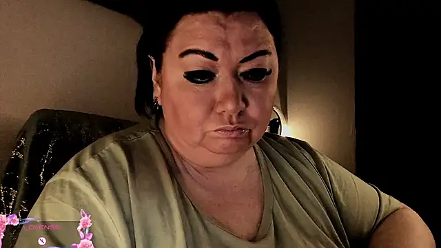 Snapshot of SexxyDreams1 chatting on 10.13.25 SexxyDreams1 online show from 10.13.25