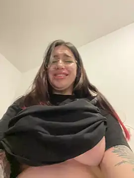 Snapshot of VikiDemi chatting on 02.25.25 VikiDemi online show from 02.25.25