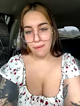 Snapshot of VikiDemi chatting on 09.18.25 VikiDemi online show from 09.18.25