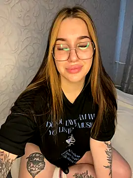 Snapshot of VikiDemi chatting on 09.26.25 VikiDemi online show from 09.26.25