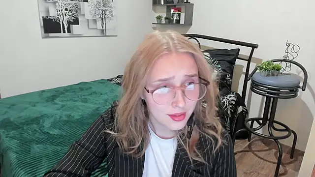 LinaTruly online show from 01.24.25