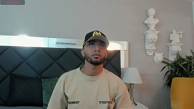 Snapshot of Robin_Rief chatting on 11.24.25 Robin Rief online show from 11.24.25