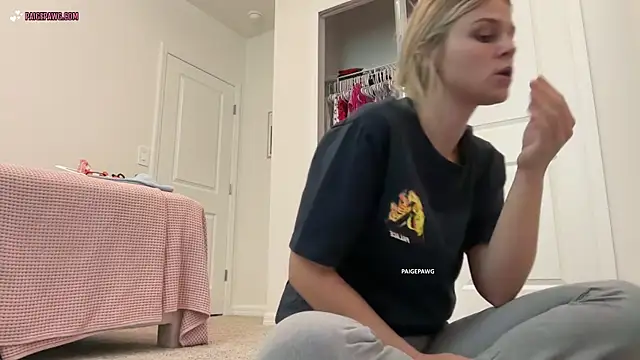 Snapshot of PaigePawg chatting on 11.01.25 PaigePawg online show from 11.01.25