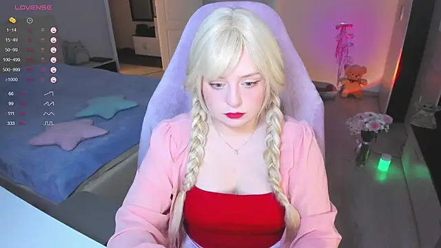 Snapshot of Amy_honey_angel chatting on 01.28.25 Amy honey angel online show from 01.28.25