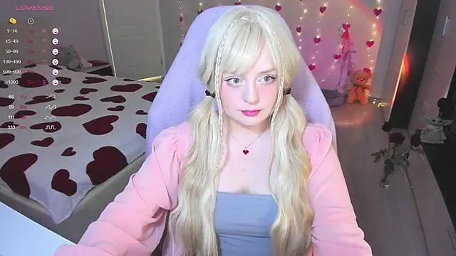 Snapshot of Amy_honey_angel chatting on 02.04.25 Amy honey angel online show from 02.04.25