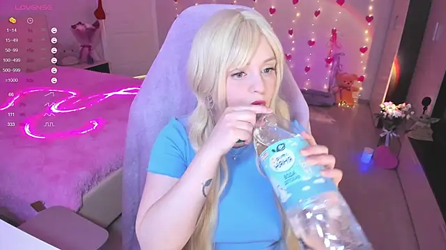 Snapshot of Amy_honey_angel chatting on 03.01.25 Amy honey angel online show from 03.01.25